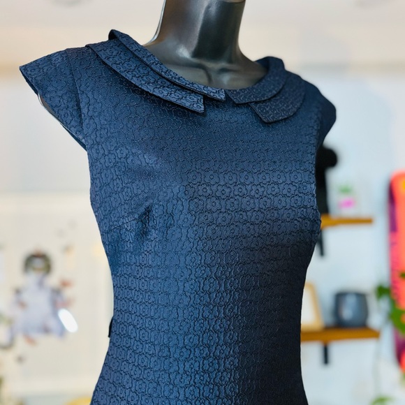 Vedat-Elegant Navy Blue Dress with Textured Fabric - Picture 4 of 15